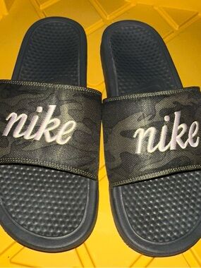 Like New Men’s 12 Nike Camo Slides Sandals White Logo